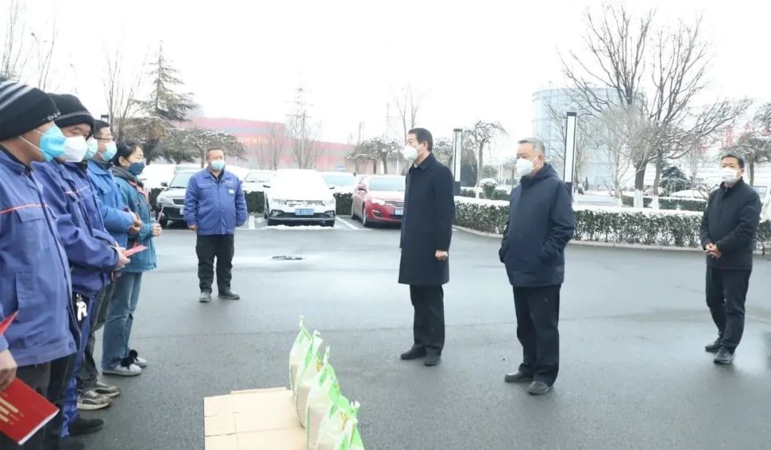 王宝玉书记到乐鱼(中国)看望慰问职工和劳模李静敏